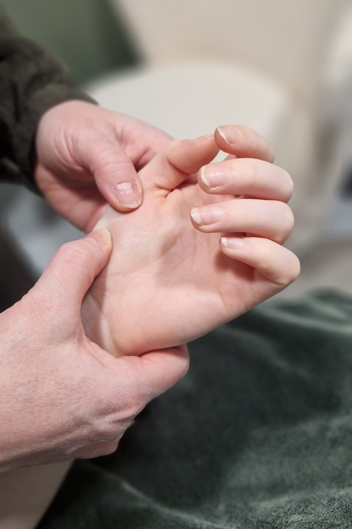 vyöhyketerapia ja tunnevyöhyketerapia hoito käsi